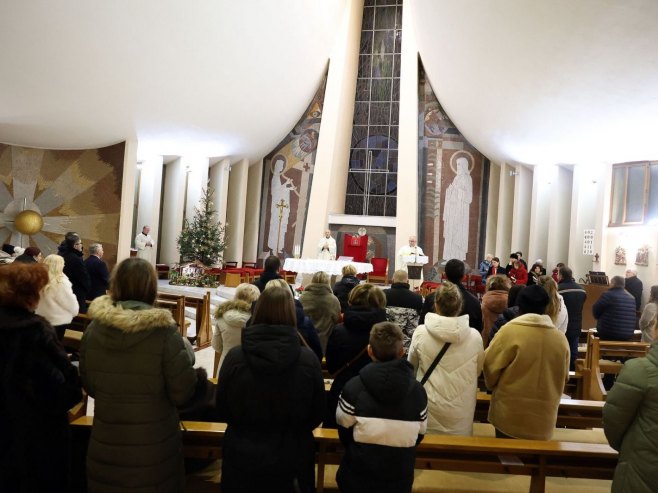 Поноћка у Бањалуци (Фото: ZIPAPHOTO/Borislav Zdrinja)