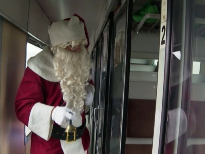 Жељезнице Српске и ове године су на шине извеле посебан "Дјед мраз воз"