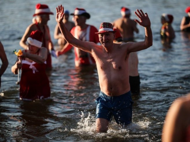 У Берлину одржано божићно купање у леденом језеру (ФОТО/ВИДЕО)
