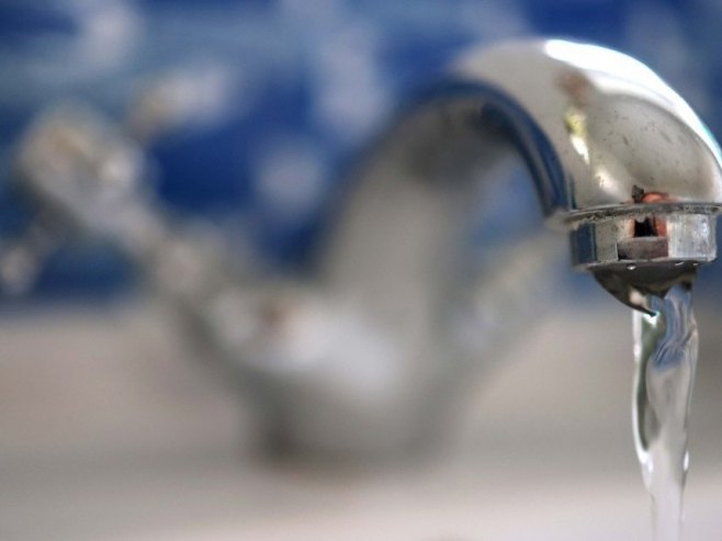 Вода (Фото: EPA/NEIL HALL/илустрација) - 