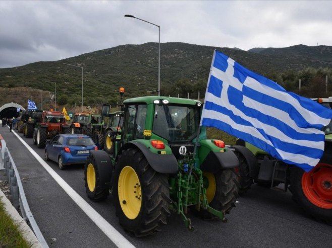 Пољопривредници тракторима и даље блокирају путеве широм Грчке