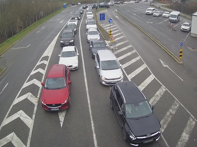 Појачана фреквенција возила на ГП Градина и Градишка