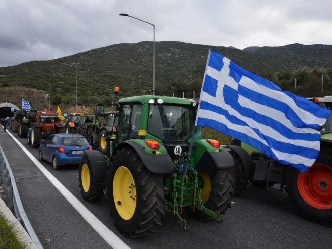 Хиљаде трактора на аутопутевима, блокаде се настављају