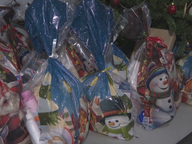 Стевандић уручио пакетиће дјеци у Институту "Др Мирослав Зотовић"