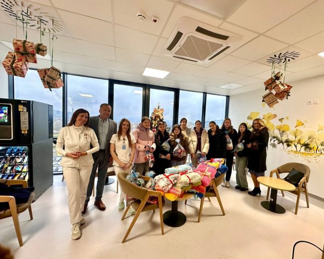 Ученице ОШ "Вук Kараџић" у Добоју обрадовале малишане пакетићима и декицама