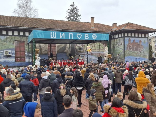 На тргу у Шипову организована дјечија Нова година (ФОТО)