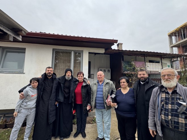 Митрополит Димитрије уручио помоћ патријарха Порфирија Јабланици и Коњицу