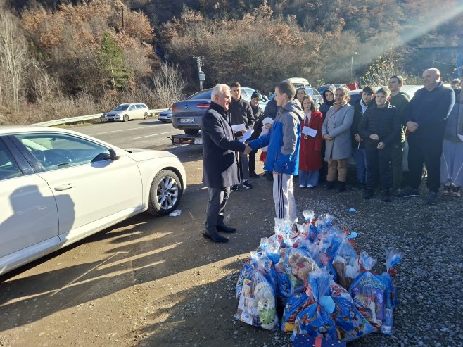 Подјела пакетића и стипендија на Јарињу