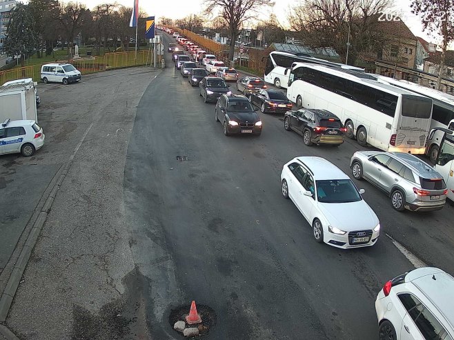 Појачана фреквенција возила на појединим граничним прелазима