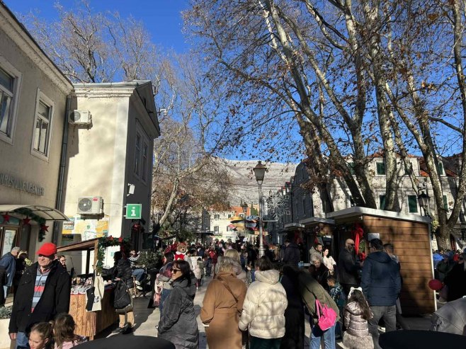 У Требињу  свечано отворен "Новогодишњи и Божићни базар" (ВИДЕО)
