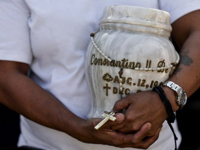 Урна (фото: EPA/ROLEX DELA PENA) - 