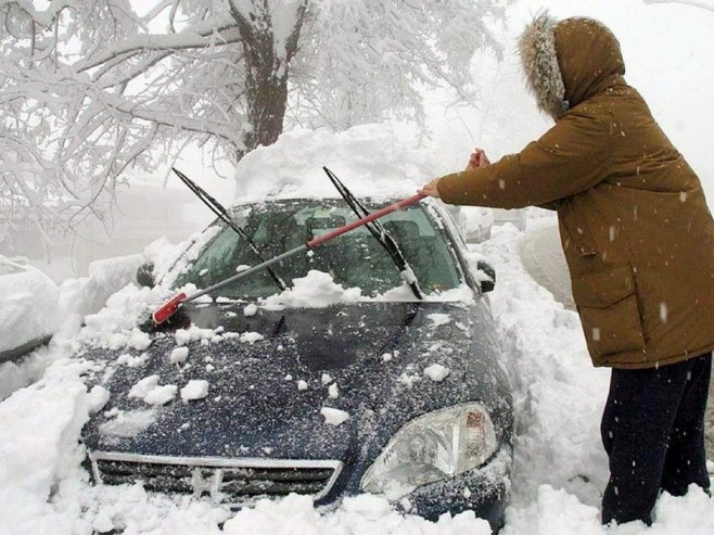 Снијег затрпао покрајину Пијемонт: Људи до кућа копају тунеле (ВИДЕО)