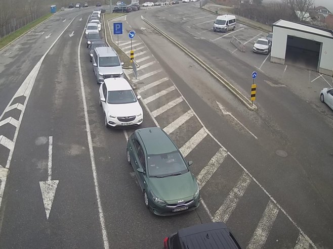 У Градишци и Градини дуге колоне возила у оба смјера