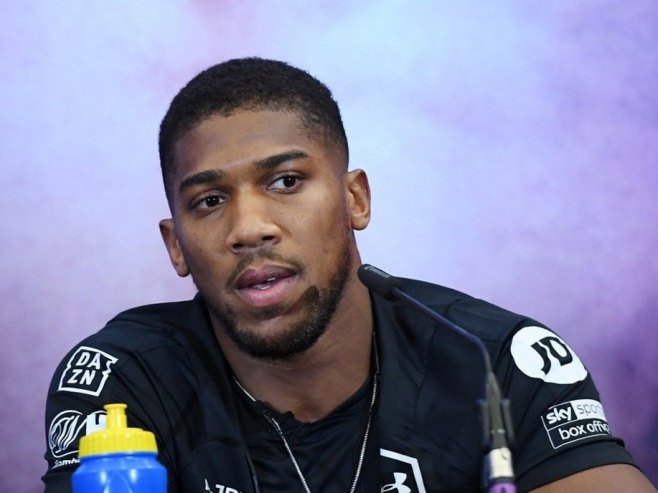 Боксер Ентони Џошуа повријеђен у тешкој саобраћајној несрећи