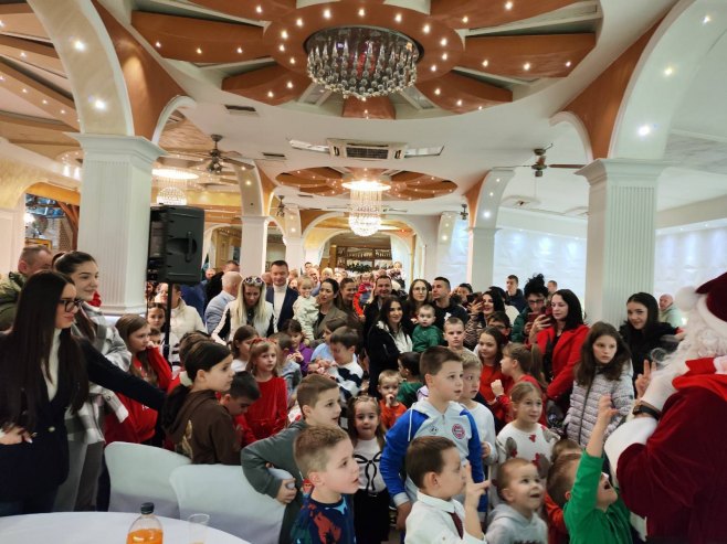 СНСД Бањалука-додјела пакетића - Фото: Уступљена фотографија