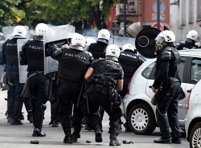 Полиција у Ботуну привела преко 20 мјештана, међу њима и лидера ДНП-а Милана Кнежевића (ФОТО/ВИДЕО)