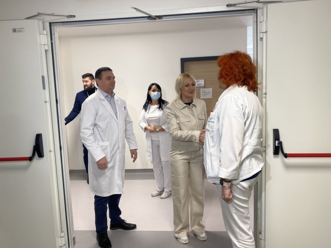 Чабрићева у посјети болници у Добоју, уручење пакета за породиље