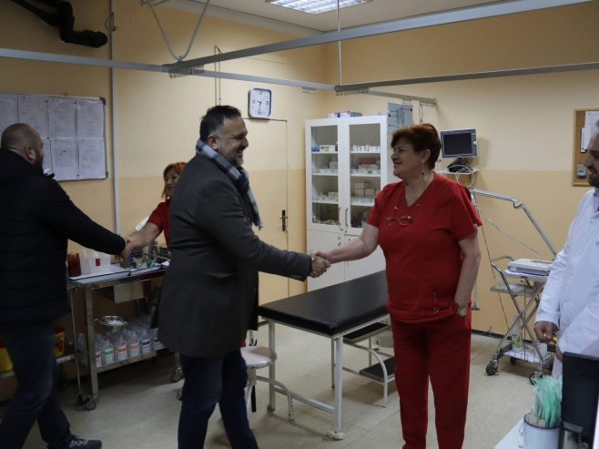 Дервента: Градоначелник Жунић у новогодишњој ноћи обишао дежурне градске службе (ФОТО)