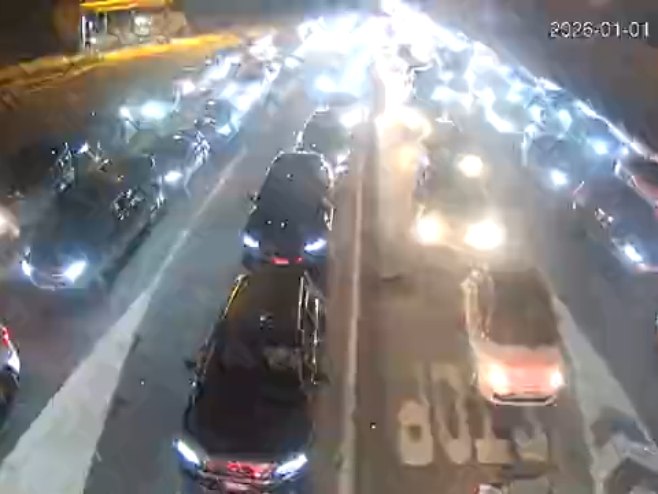 Аутомобили чекају сат и по на Батровцима на излазу из Србије