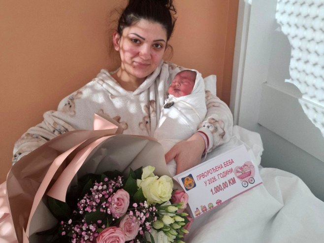 Прворођена беба у Градишци награђена са 1.000 КМ