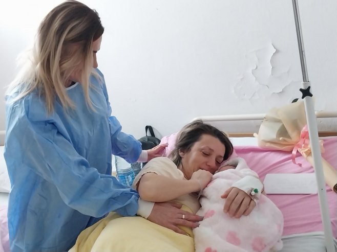 Поклон из Бањалуке за прворођену бебу на Космету