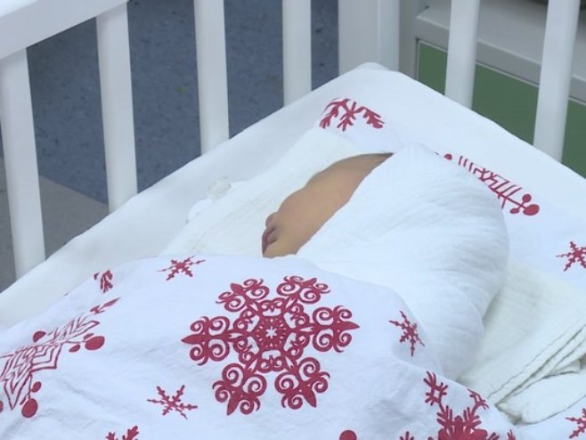 Шесточлана породица Трифуновић из Сокоца у нову годину с новим чланом - сином Михајлом (ВИДЕО)