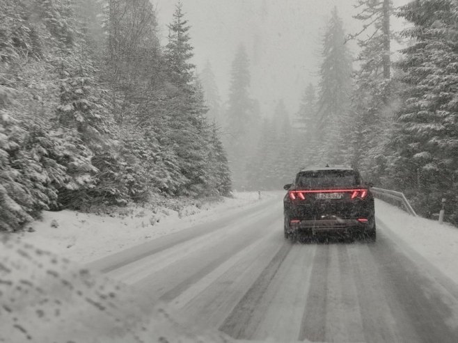 Сви путеви проходни на подручју Сарајевско-романијске и горњодринске регије, опрез због поледице (ВИДЕО)