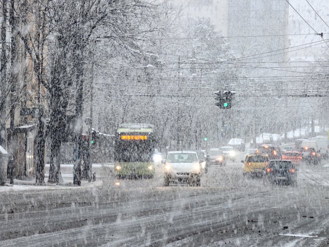 У већини мјеста у Србији снијег и киша, у Београду јака киша прешла у снијег (ФОТО/ВИДЕО)