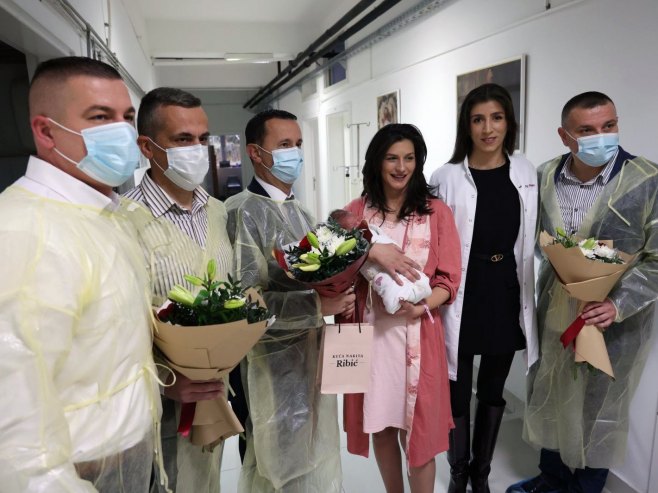 Градоначелник Требиња даривао дукатом прворођену бебу у овој години