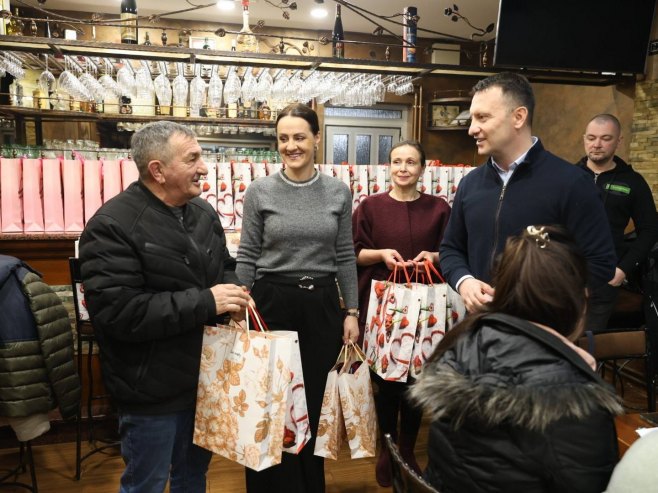 Градски одбор СНСД-а Бањалука подијелио поклон-бонове - Фото: Уступљена фотографија