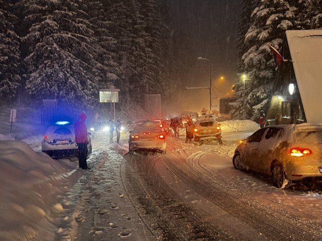 Падавине отежале функционисање саобраћаја, али путеви у Српској су проходни (ВИДЕО)