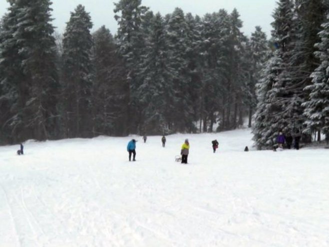 Први овогодишњи снијег привукао посјетиоце на крајишку љепотицу Козару (ВИДЕО)