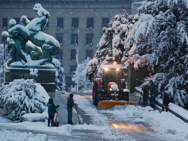 Све градске службе у пуном капацитету уклањају посљедице великих сњежних падавина