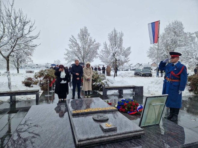 Поводом Дана Републике положени вијенци на споменик Милана Јелића (ФОТО)