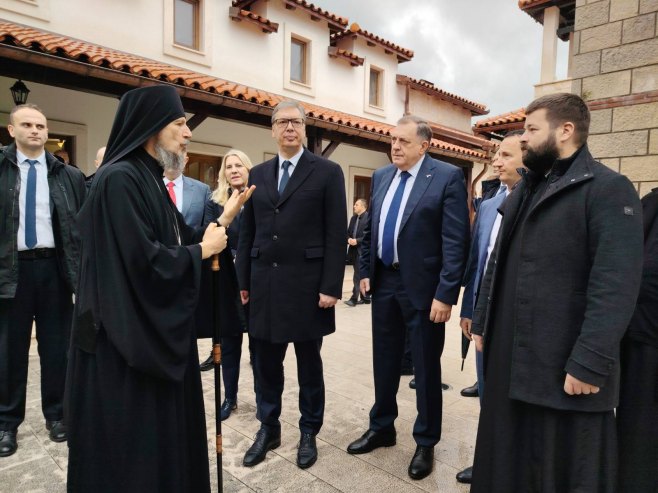 Вучић након обиласка Духовног центра у Мркоњићима: Увијек уз свој народ у Републици Српској