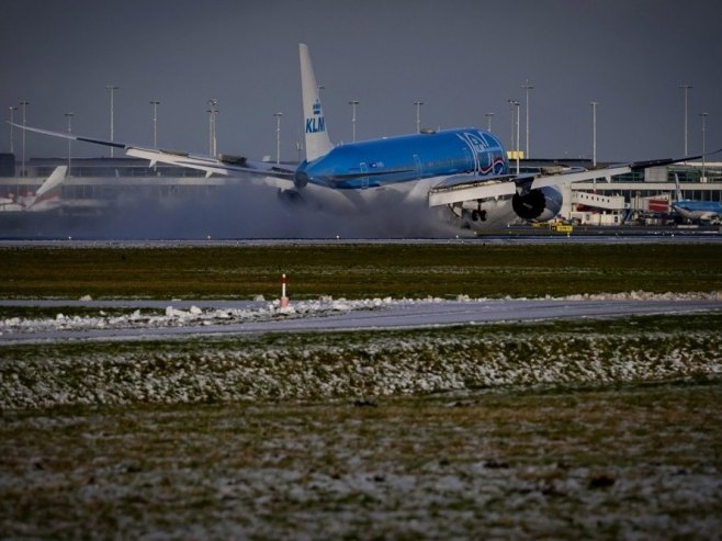 Холандија: Због невремена отказано стотине летова и линија возова (ВИДЕО)