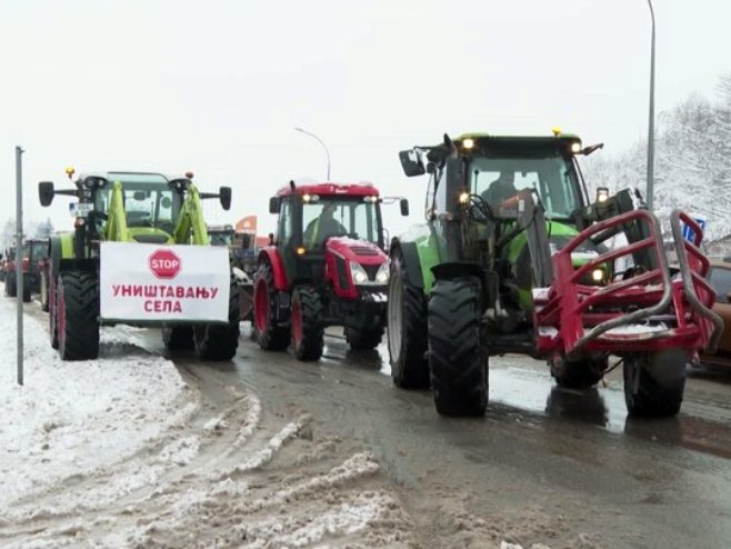 Мљекари у осам општина и градова Српске мирном вожњом тракторима исказали незадовољство (ФОТО/ВИДЕО)