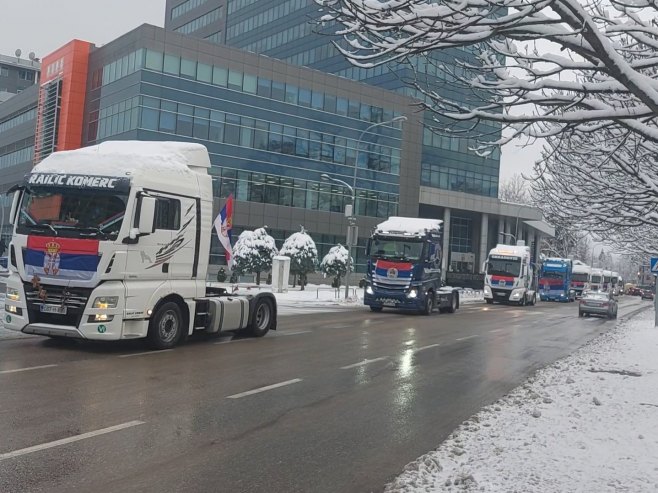 Дефиле камиона са бадњаком у Бањалуци: Најмлађи добили пакетиће (ВИДЕО)