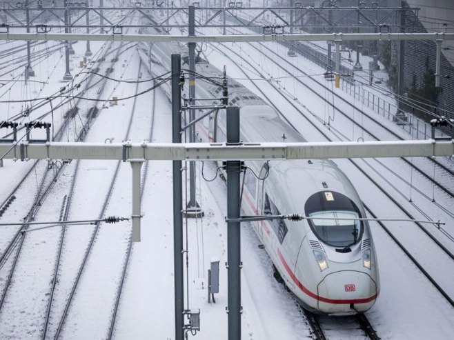 Снијег и лед парализовали Европу, има преминулих, на стотине летова отказано (ВИДЕО)