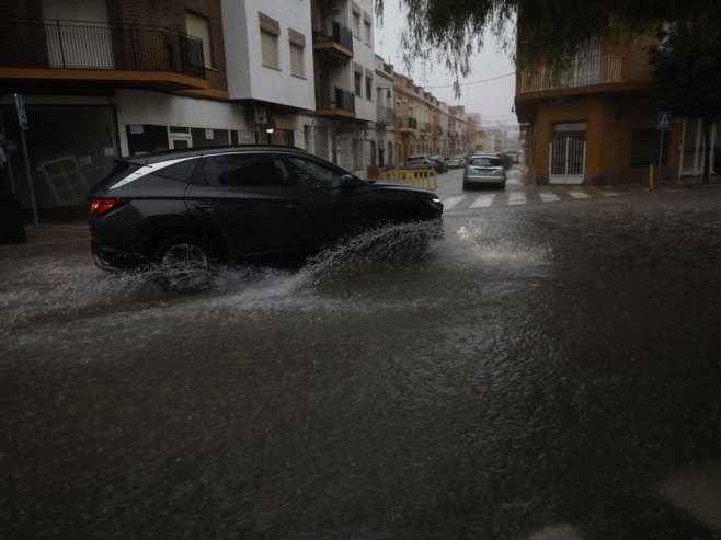 Поплаве на западу КиМ, поједина мјеста без струје и воде, доста евакуисаних (ВИДЕО)