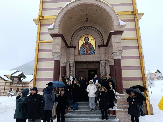 Мркоњић Град - налагање Бадњака - Фото: СРНА