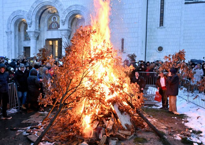 Испред Храма Светог Саве у Београду вјерници запалили бадњак (Фото: TANJUG/ RADE PRELIĆ) Испред Храма Светог Саве у Београду вјерници запалили бадњак (Фото: TANJUG/ RADE PRELIĆ) -