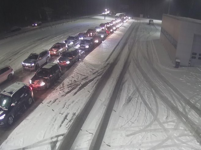 Дуге колоне возила на изласку из земље према Хрватској