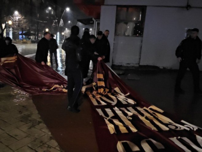 Албанцима смета и транспарент "Мир божији, Христос се роди"