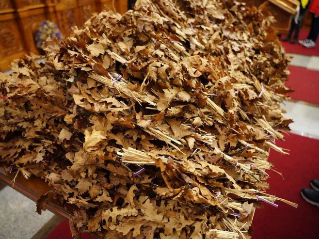 Православни вјерници прослављају Бадњи дан и Бадње вече - традиција која се преноси кроз генерације