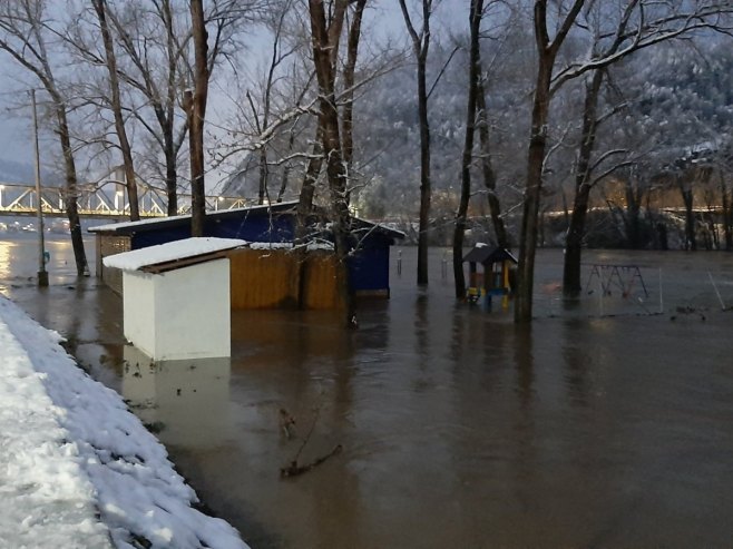 Вода дошла до кућа у насељу Терминал у Каракају