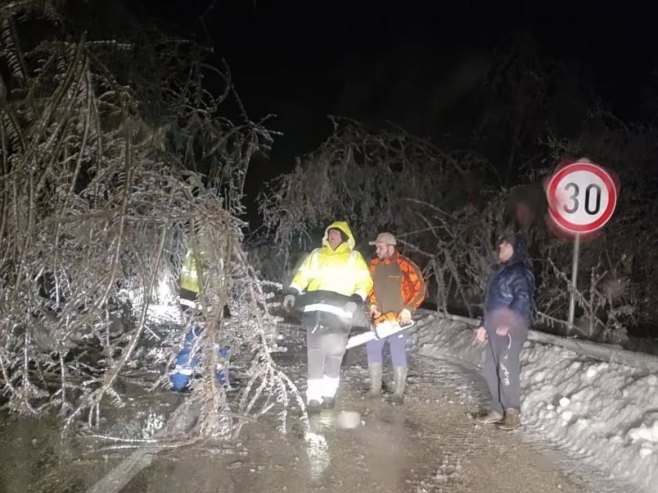 Због сњежних олуја отежан саобраћај према Дрвару (ФОТО)