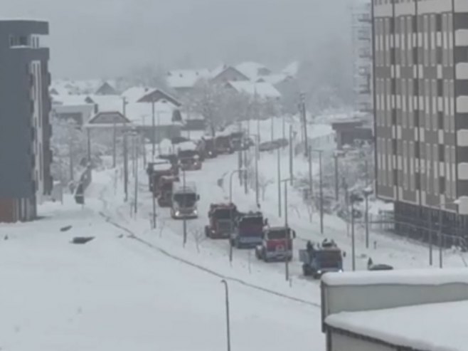 Камиони на Божић дефиловали кроз Добој, најмлађима подијељени пакетићи (ВИДЕО)