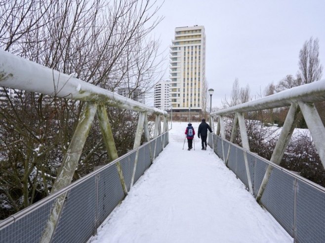 У Европи отказане стотине летова, блокиране пруге