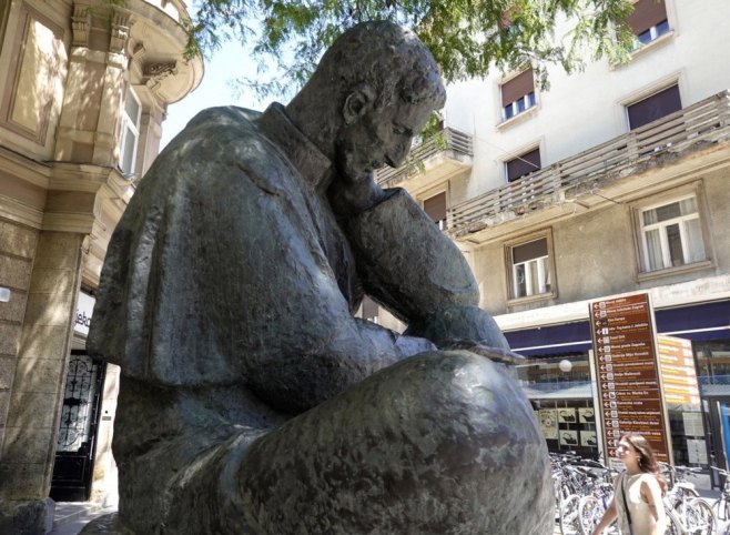 Споменик Тесли враћа се испред Института "Руђер Бошковић" у Загребу